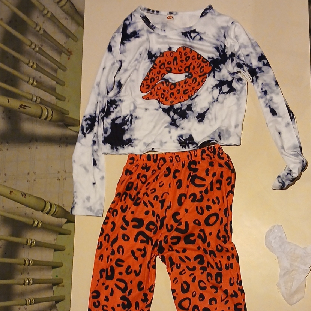 Stylish Kids Matching Set with Lip Print